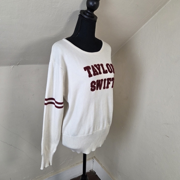 Taylor Swift Collegiate RED Era Knit Sweater Size L - Picture 4 of 10